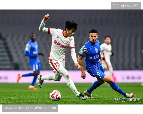 大连英博王禹边路突破连续威胁,展现足球新风貌