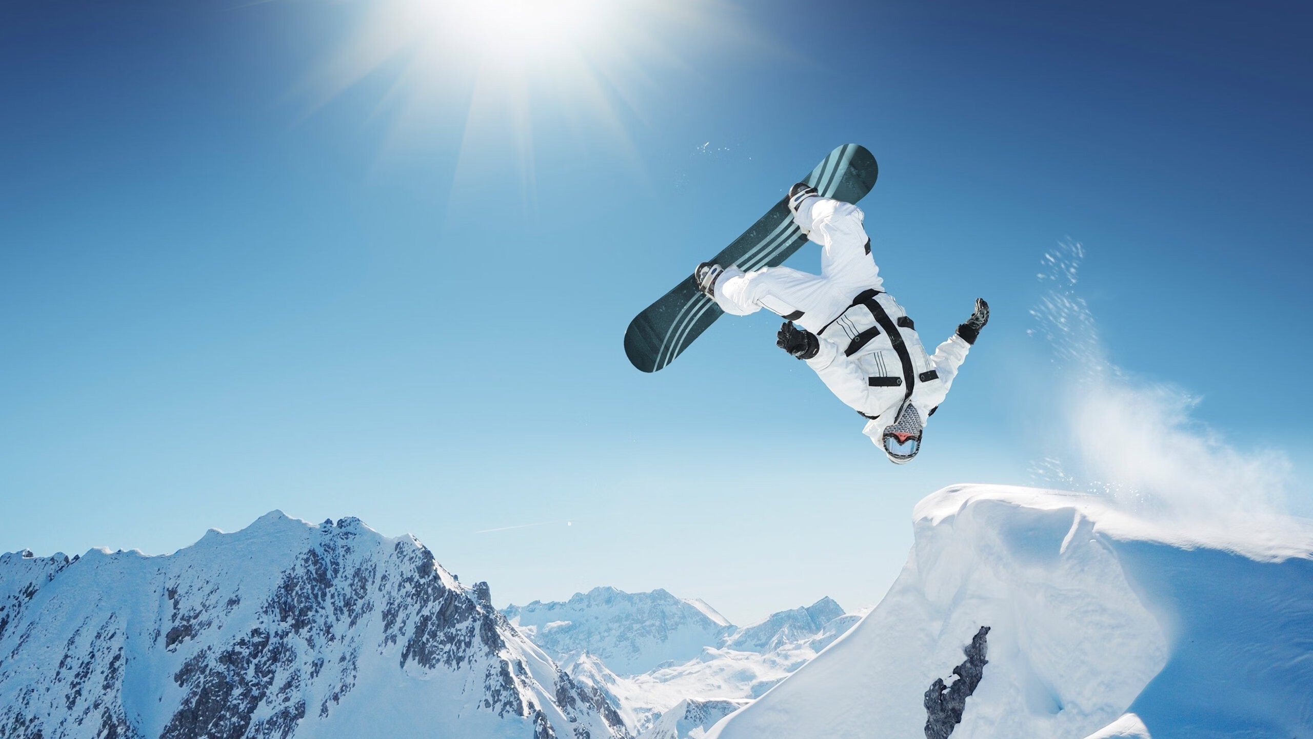 雪地胖胎自行车赛 厚雪赛道中宽胎车轮碾出新轨迹